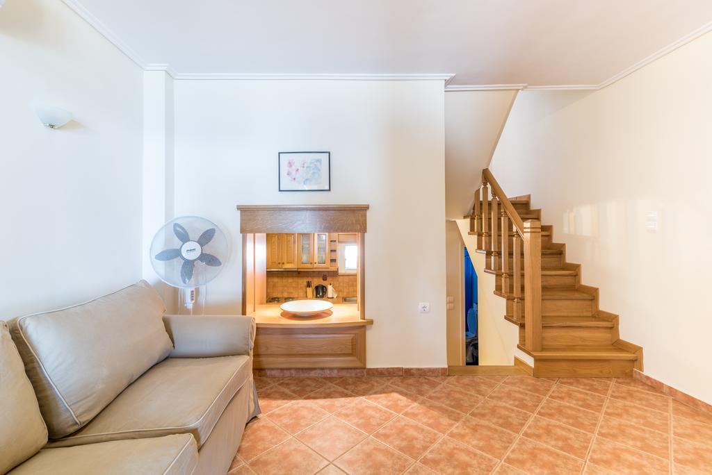 Golden Sand Apartments Vromonerion Room photo