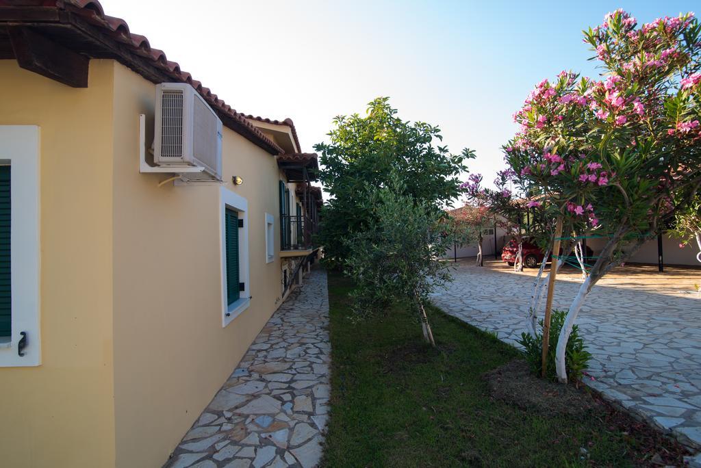 Golden Sand Apartments Vromonerion Exterior photo