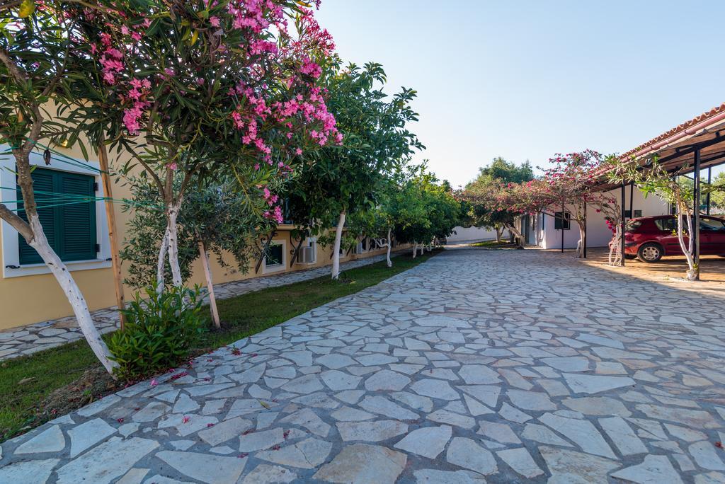 Golden Sand Apartments Vromonerion Exterior photo